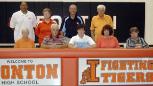 Holtzapfel signing 2