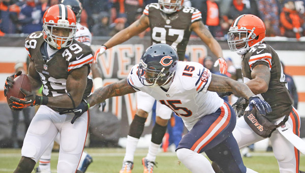 Cleveland Browns free safety Tashaun Gipson (39) intercepts a ball intended for Chicago Bears wide receiver Brandon Marshall (15) during the first quarter of their game at FirstEnergy Stadium in Cleveland on Sunday. (MCT DIrect Photo)