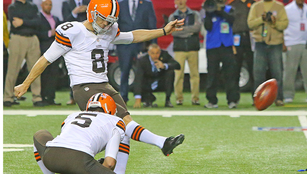 Cleveland Browns' kicker Billy Cundiff makes the game-winning field goal, beating the Falcons 26-24 on Sunday at the Georgia Dome in Atlanta. (MCT Direct Photo)