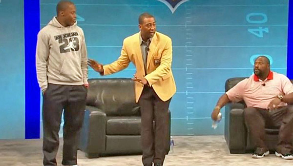Hall of Fame wide receiver and ESPN analyst Cris Carter apologized on Monday for advice comments he made at last year's NFL rookie symposium.