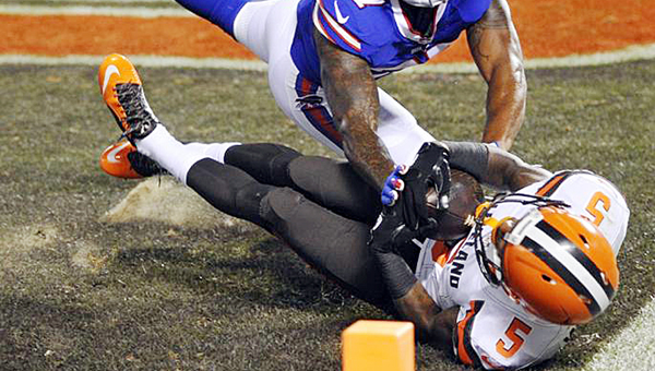 Cleveland Browns’ wide receiver Shane Wynn (5) catches a 21-yard touchdown pass from quarterback Johnny Manziel in the fourth quarter of Thursday’s exhibition game. Despite the play, the Buffalo Bills rallied to edge the Browns 11-10 on a two-point conversion with 1:31 to play. (Photo Courtesy of The Cleveland Browns.com)