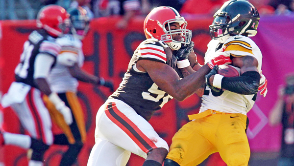 Cleveland Browns linebacker Karlos Dansby (left) tackles Pittsburgh Steelers running back Le'Veon Bell. Dansby was released by the Browns along with Dwayne Bowe on Wednesday. (Ed Suba Jr./Akron Beacon Journal/MCT)